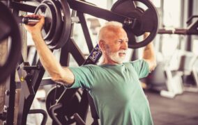 10 حرکت ورزشی نشسته برای افزایش قدرت و تحرک سالمندان