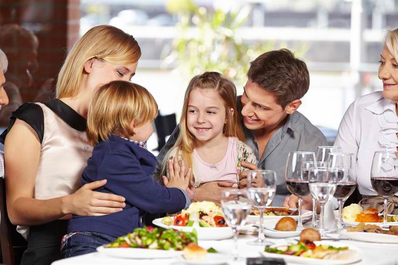 غذا خوردن به همراه خانواده شما را به خوردن خوراک‌های سالم و خانگی سوق می‌دهد