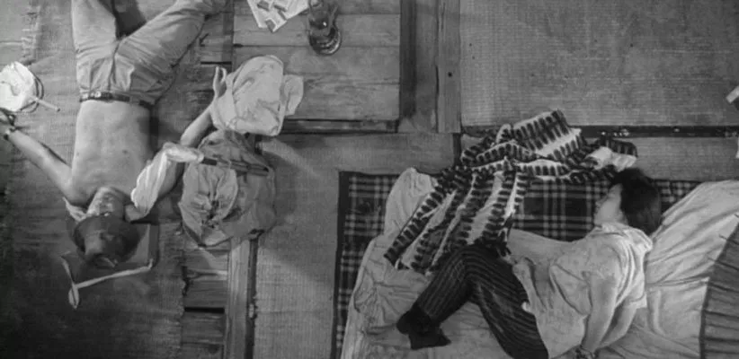 زن در ریگ روان