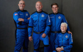 جف بزوس، برادرش و دو فضانورد رکوردشکن نخستین مأموریت سرنشین‌دار بلو اوریجین