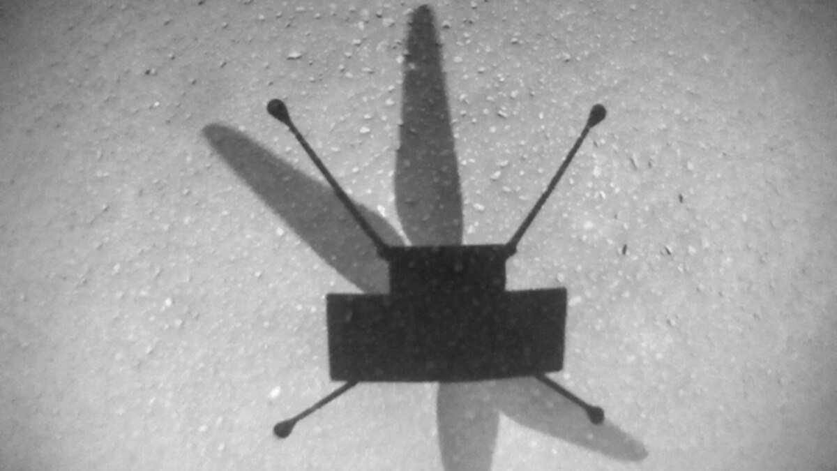 سایه‌ی بالگرد نبوغ هنگام نهمین پرواز در مریخ از نگاه دوربین ناوبری