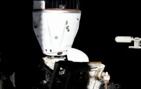 جابه‌جایی کپسول اِندِور دراگون اسپیس‌ایکس همراه با خدمه‌ی مأموریت کرو-2