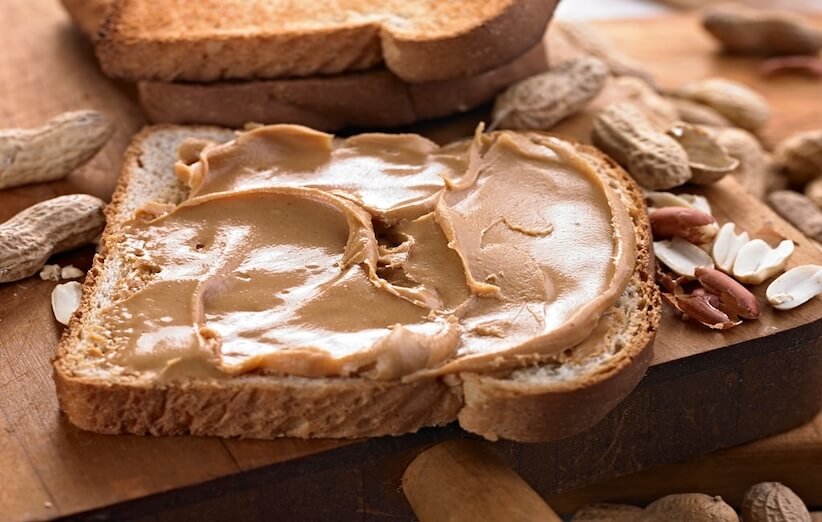 تنقلات سالم - نان تست گندم کامل همراه با کره‌ی بادام زمینی