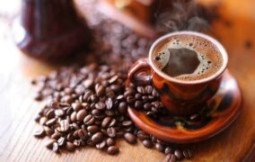 قهوه‌ی پروتئینی چیست و چه فوایدی دارد؟ (به علاوه‌ی طرز تهیه‌ی آن)