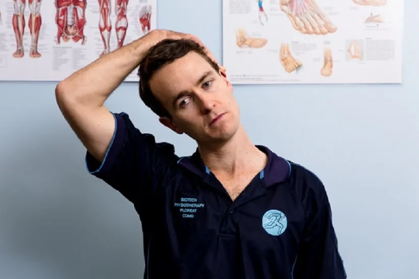 «خم کردن جانبی گردن» (Side neck bend) برای مقابله با میگرن