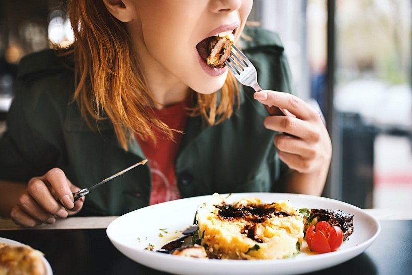 10 ترفند برای اینکه مغز خود را گول بزنید و کمتر غذا بخورید