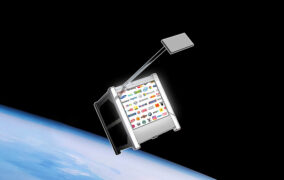 طرحی گرافیکی از ماهواره‌ی کوچک تبلیغاتی در مدار زمین