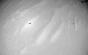سایه‌ی بالگرد نبوغ در دوازدهمین پرواز در مریخ از نگاه دوربین ناوبری