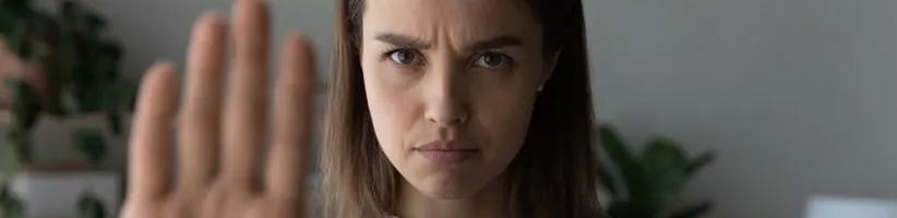 ۱۲ ویژگی شخصیتی منفی که بسیار زنندهاند