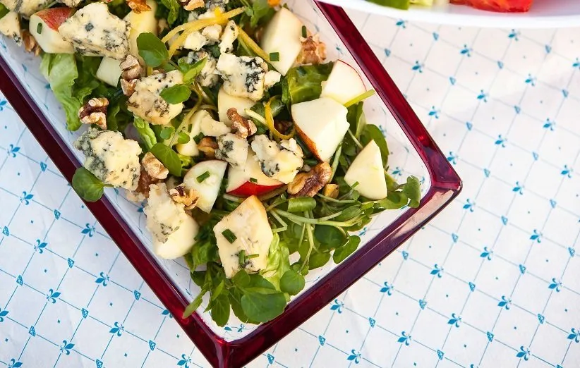 سالاد گردو و پنیر بلوچیز