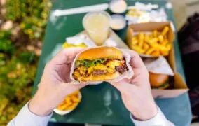 مواد غذایی و نوشیدنی‌هایی که شما را گرسنه‌تر می‌کنند