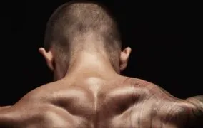 چگونه ماهیچه‌های گردن را تقویت کنیم و گردن کلفت‌تری داشته باشیم؟