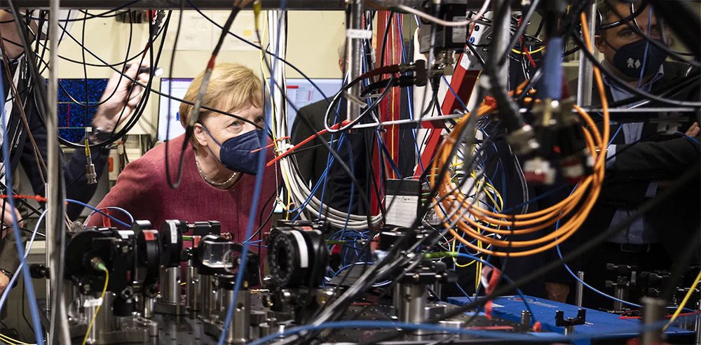 آنگلا مرکل هنگام بازدید از مؤسسه‌ی فیزیک کوانتوم ماکس پلانک