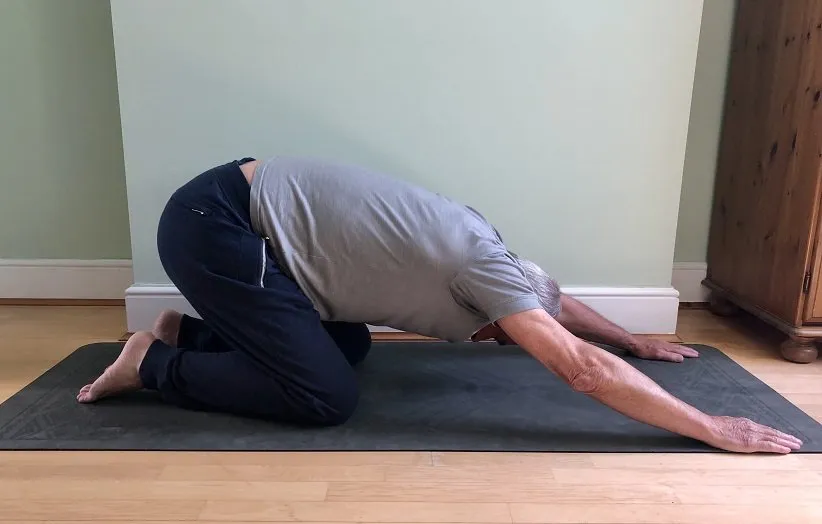 «حرکت کشش کودک» (Child’s pose) برای مقابله با میگرن