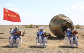 بازگشت فضانوردان مأموریت شنزو-12 چین از ایستگاه فضایی تیان‌هه
