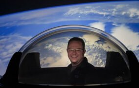 کریس سمبروسکی هنگام آزمایش گنبد شیشه‌ای فضاپیمای دراگون اسپیس‌ایکس