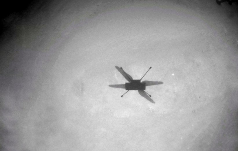 سایه‌ی بالگرد نبوغ در سیزدهمین پرواز توسط دوربین ناوبری