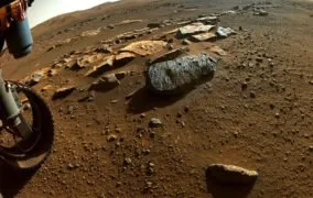 مریخ‌نورد پشتکار با حفر دو سوراخ در تخته سنگ روشه مریخ، نمونه‌هایی از آن را جمع‌آوری کرد.