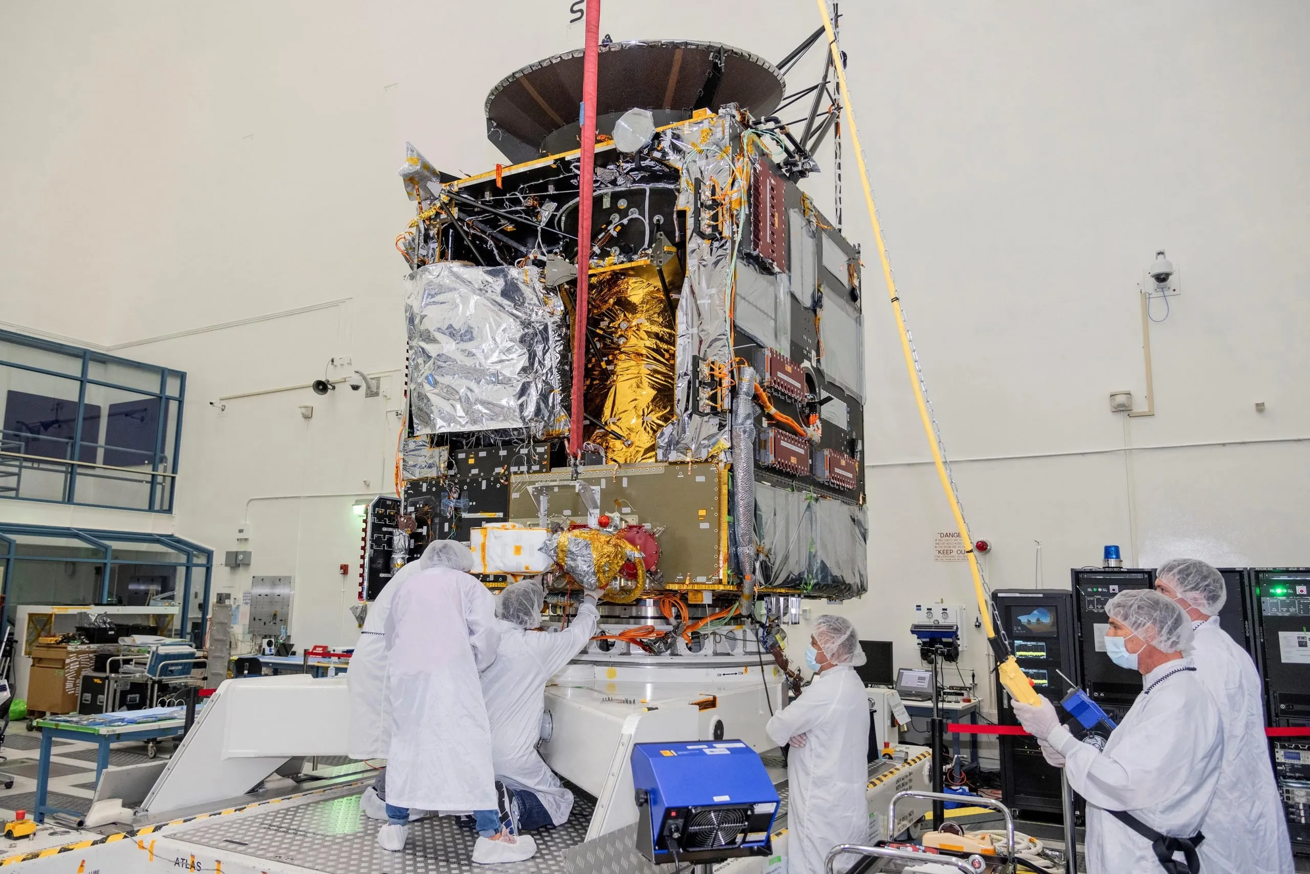 فضاپیمای سایکی در فاز مونتاژ، آزمایش و پرتاب