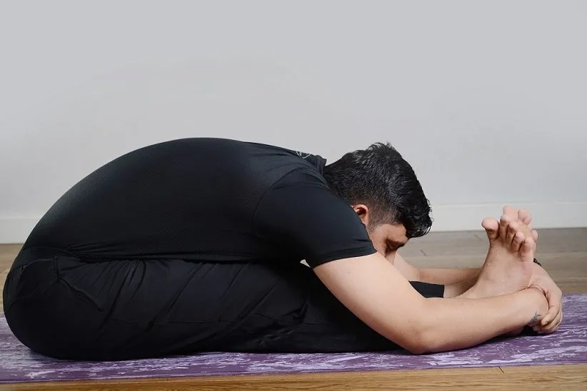 «خم شدن رو به جلو نشسته» (Seated forward fold) برای مقابله با میگرن