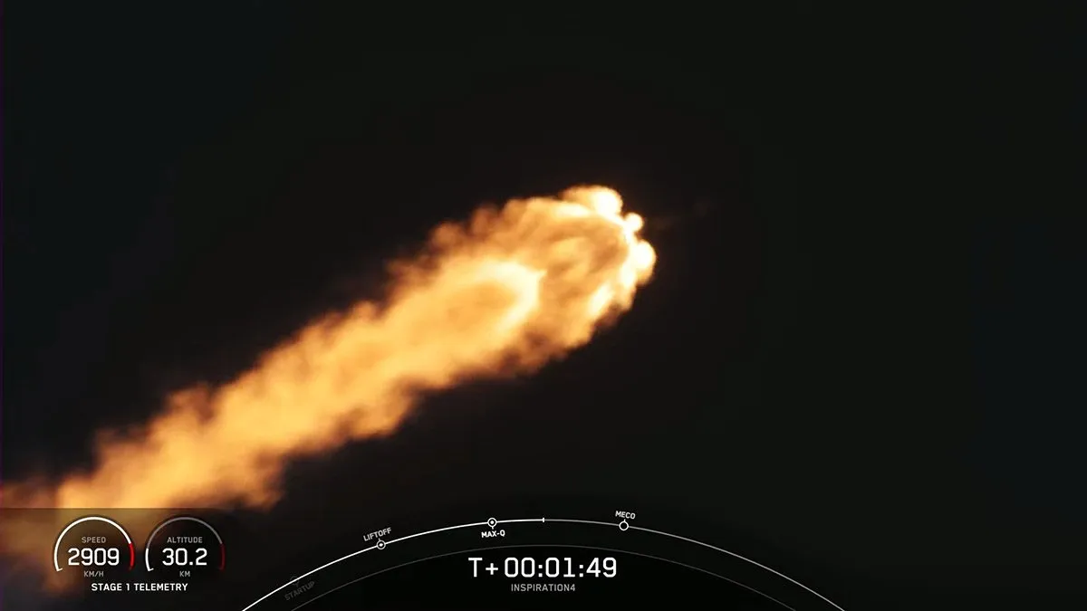 کپسول دراگون سوار بر موشک فالکون 9