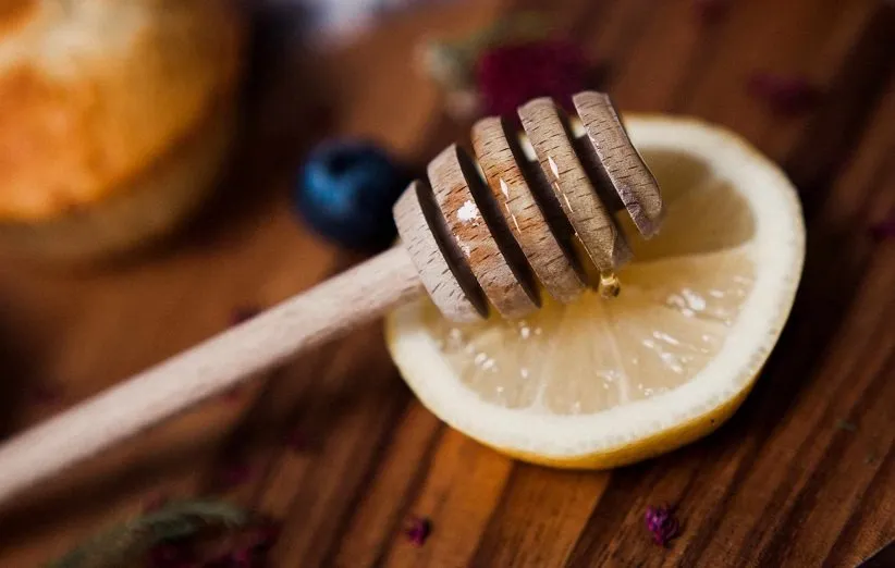 ماسک ماسک صورت خانگی با کشک، عسل و آب لیموترش