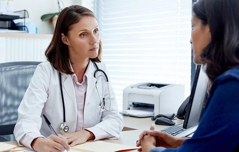 مشورت با پزشک برای درمان اضطراب پس از زایمان