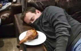 چرا پس از غذا خوردن خسته می‌شویم؟ (دلایل و راهکارهایی برای پیشگیری)