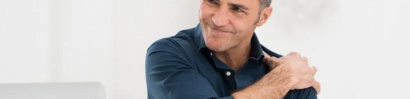 بهترین حرکات ورزشی و درمان‌های طبیعی برای گرفتگی شانه (شانه‌ی یخ‌زده)