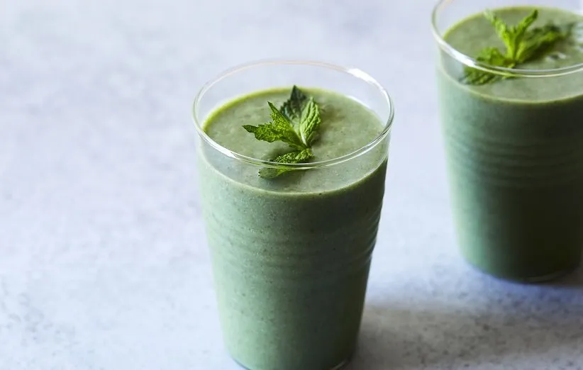 اسموتی سبز با کلم‌پیچ