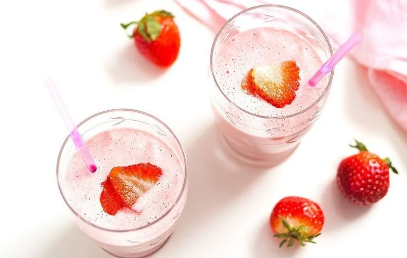 اسموتی با توت‌فرنگی