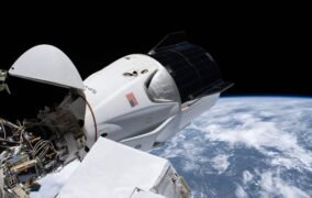 کپسول دراگون متصل به ایستگاه فضایی بین‌المللی
