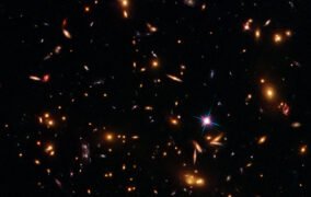 تصویر هابل از خوشه‌ی کهکشانی SDSS J223010.47-081017.8