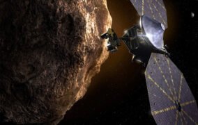 طرحی گرافیکی از فضاپیمای لوسی در کنار یک سیارک تروجان در نزدیکی مشتری