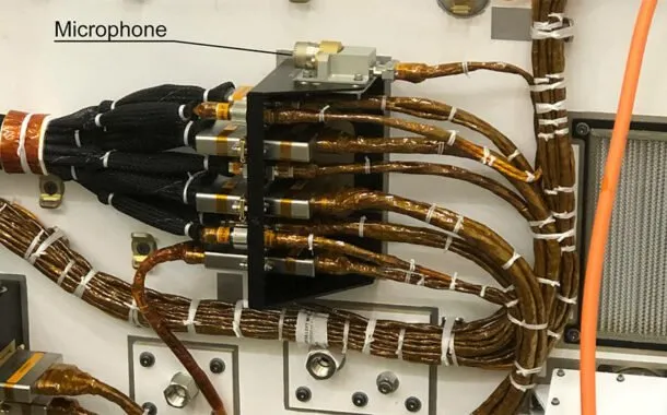 میکروفن روی بدنه‌ی مریخ‌نورد پشتکار