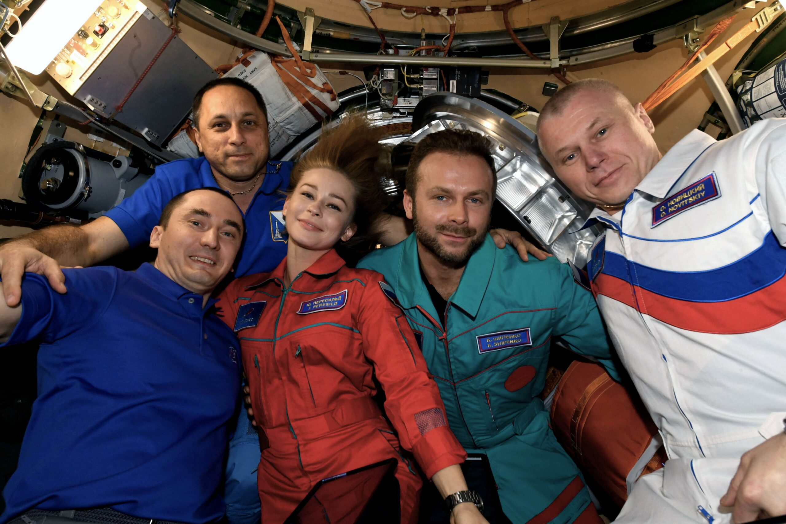 عکس دسته‌جمعی سینماگران و فضانوردان روس در ایستگاه فضایی بین‌المللی