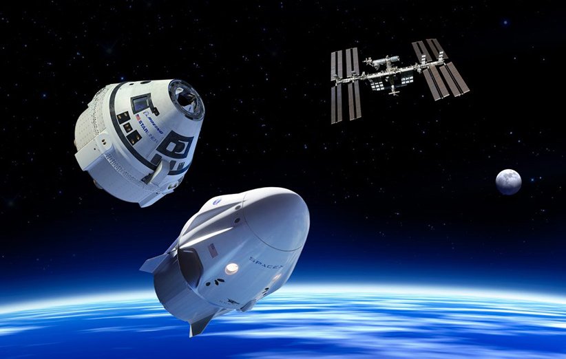 طرحی گرافیکی از فضاپیمای استارلاینر بوئینگ، دراگون اسپیس‌ایکس و ایستگاه فضایی بین‌المللی