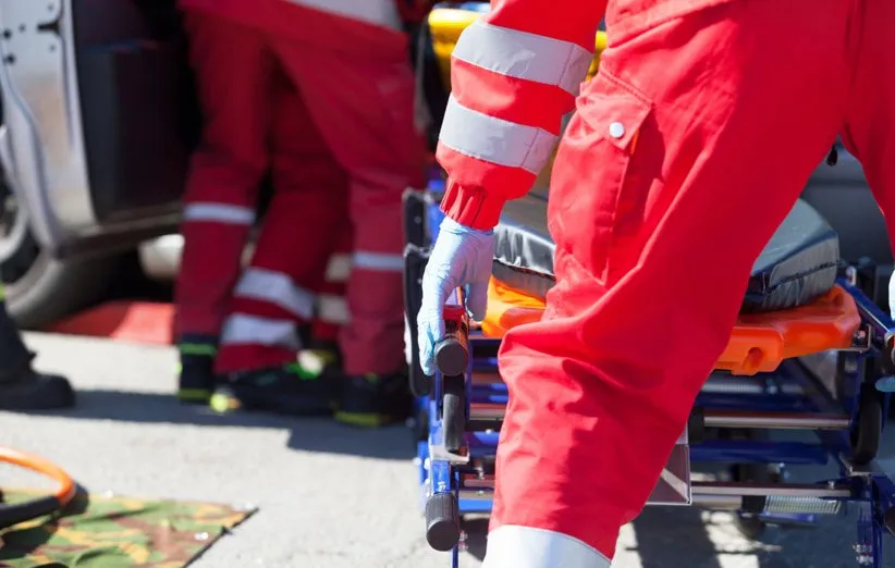 در صورت تنگی نفس و درد قفسه‌ی سینه باید به اورژانس مراجعه کنید