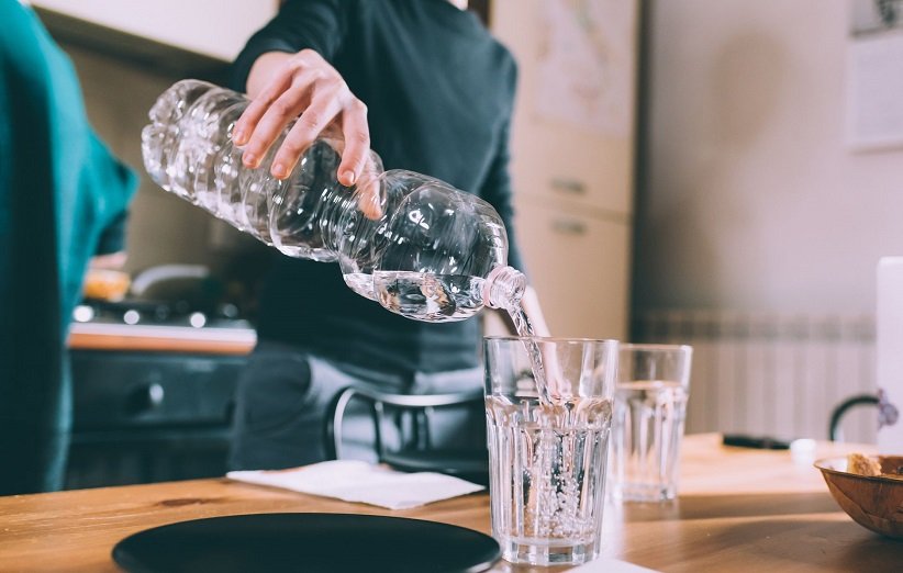 برای درمان سکسکه با نی یک لیوان آب بنوشید