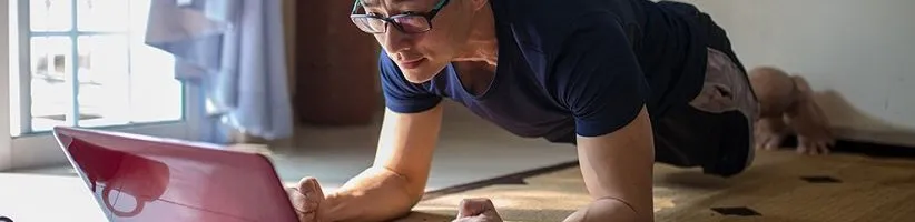 ۳ تمرین ورزشی ۱۰ دقیقهای ساده که در خانه میتوانید انجام دهید