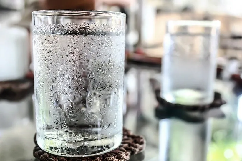 پرخوری می‌کنید چون به اندازه‌ی کافی آب نمی‌نوشید و بدنتان هیدراته نیست