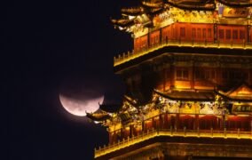 ماه‌گرفتگی بر فراز شهر جیاجیانگ استان جیانگشی در جنوب شرقی چین