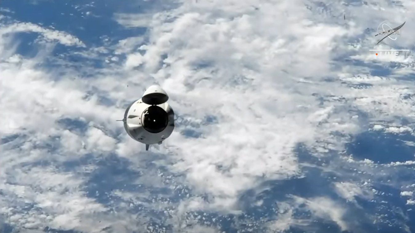کپسول تلاش دراگون اسپیس‌ایکس هنگام بازگشت به زمین