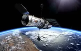 نمای نزدیک تلسکوپ فضایی هابل در مدار زمین