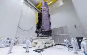 تلسکوپ فضایی جیمز وب در حالت جمع‌شده و در اتاق تمیز