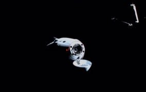باز شدن کلاهک فضاپیمای ایندیورنس کرو دراگون اسپیس‌ایکس