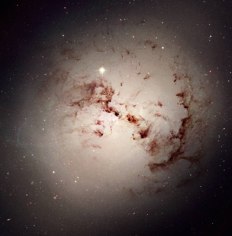 کهکشان بزرگ‌تر NGC 1316 در صورت فلکی کوره