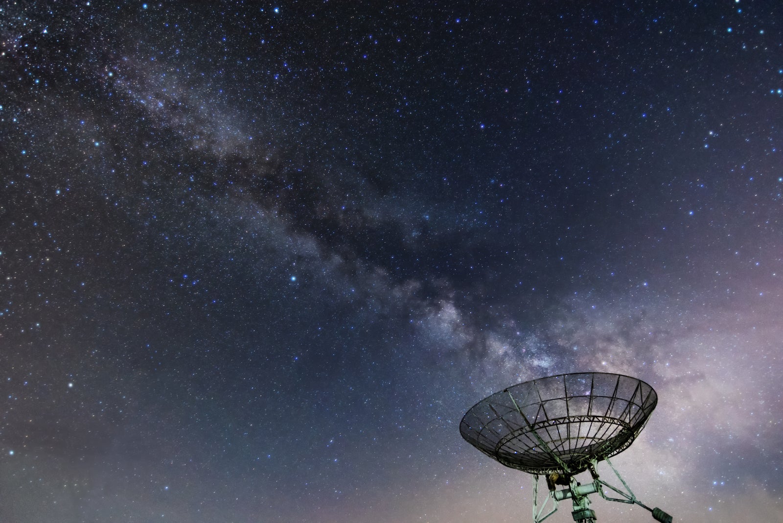 تصویر یک تلسکوپ رادیویی و کهکشان راه شیری