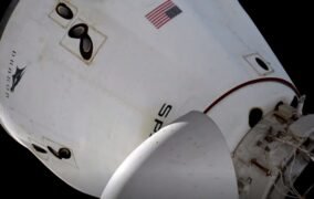کپسول اندور دراگون اسپیس‌ایکس در مأموریت کرو-2 لحظاتی پیش از جدایش از ایستگاه فضایی بین‌المللی