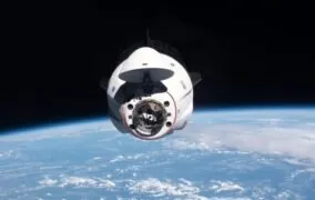 کپسول سرنشین‌دار اندور دراگون اسپیس‌ایکس در مأموریت کرو-2